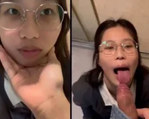 Đang học thì bắt em vào nhà vệ sinh