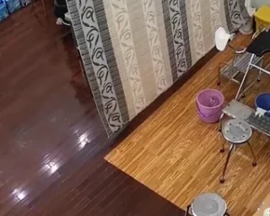 Lộ clip bác sĩ phang y tá tại phòng khám bị camera ghi lại