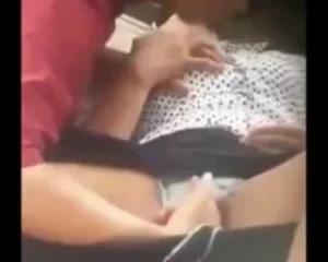 Rủ nhau đi dã ngoại mà anh người yêu lại cứ thích móc cua