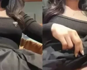 Em gái áo đen vú to damdang thủ dâm trong quán cafe